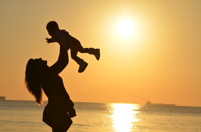 PIX MO PIC OF MOM LIFTING UP CHILD